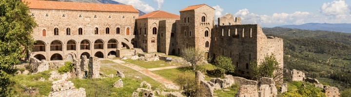 Ruïnes van het Byzantijnse kasteel en kloostercomplex van Mystras in Griekenland, met uitzicht op de vallei.