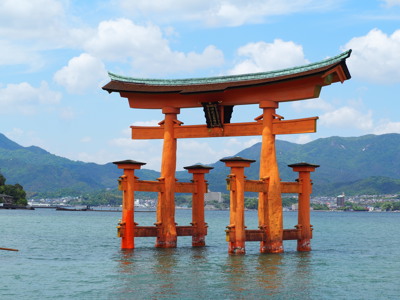 Rode torii-poort van Itsukushima-schrijn in zee bij Miyajima, Japan.