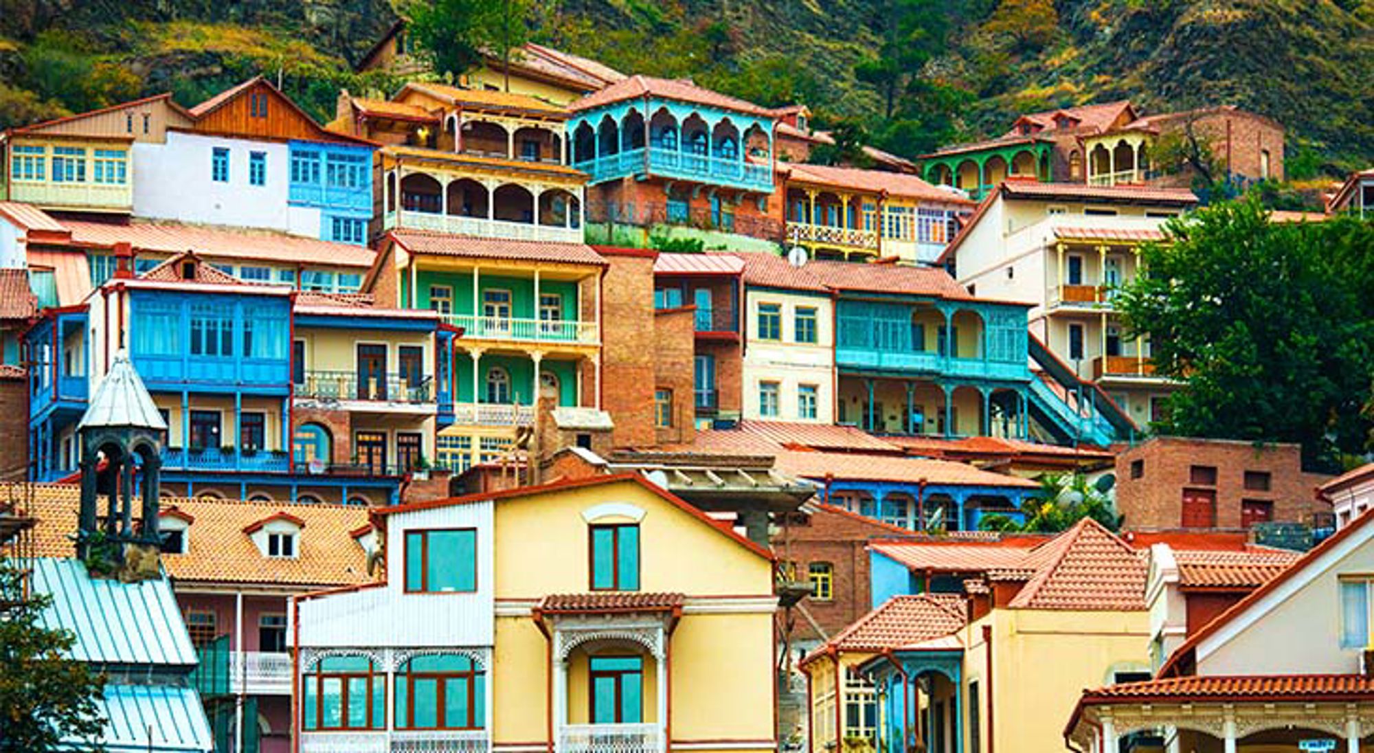 Tbilisi stad Kleurrijke huizen met houten balkons op een heuvel in Tbilisi, Georgië.