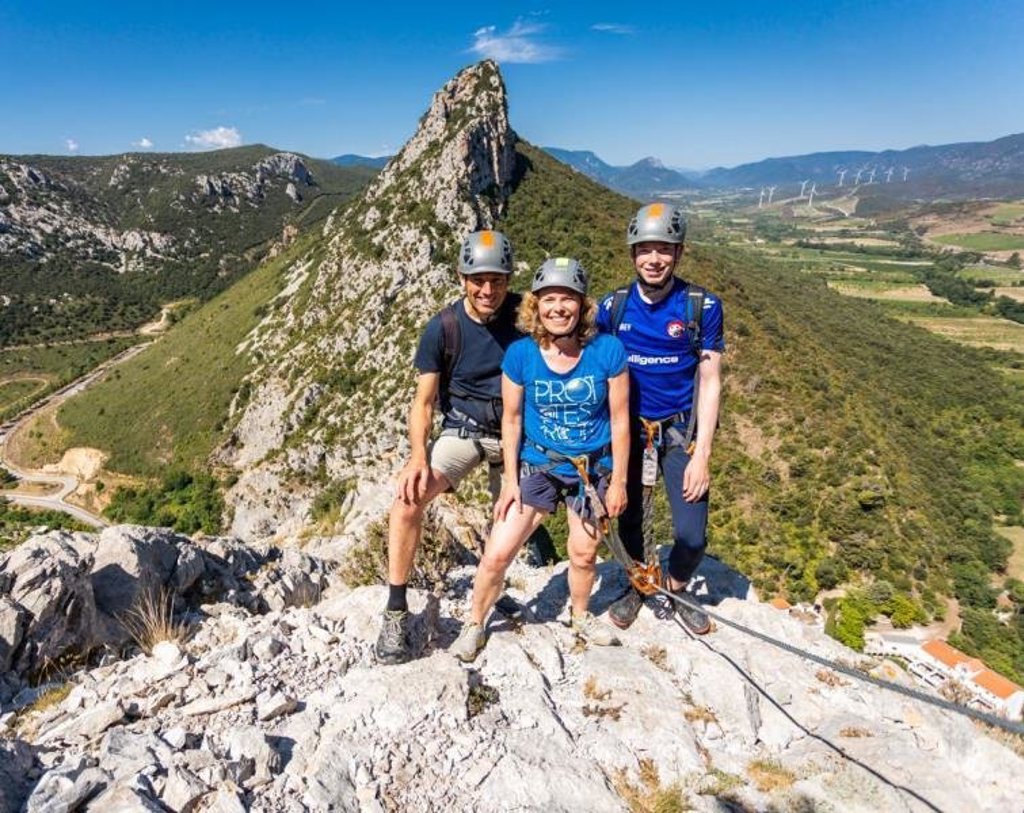 Gezin wandelt in de Pyreneeën bij de Canigou, Frankrijk.