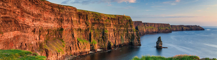 Kliffen van Moher aan de Ierse westkust bij zonsondergang, met steile rotswanden en uitzicht over de Atlantische Oceaan.