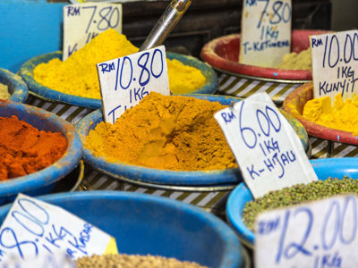Kruiden en specerijen in bakken met prijskaartjes op de markt van Zanzibar.