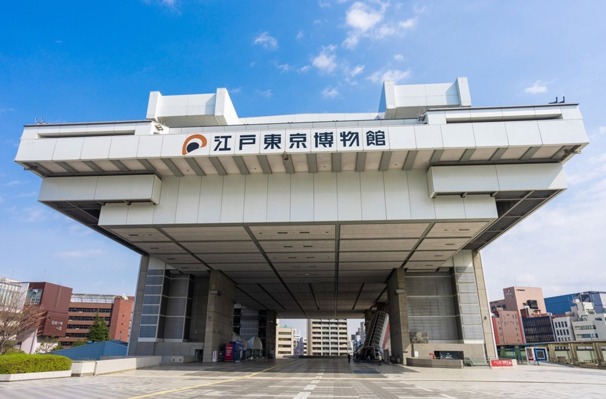 Hoofdingang van het Edo-Tokyo Museum in Tokio, Japan.