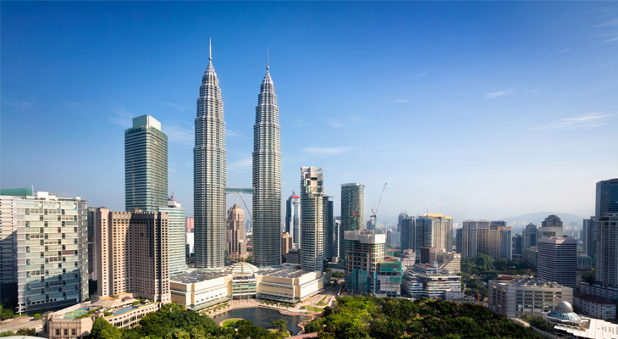 Kuala Lumpur Maleisië Skyline van Kuala Lumpur met de Petronas Twin Towers onder een heldere blauwe lucht.