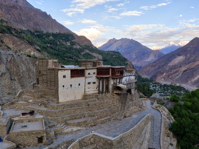 Fort Altit bij Karimabad in de Hunza-vallei, met bergen op de achtergrond in Pakistan.