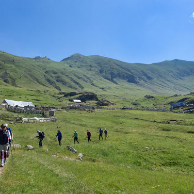 Wandelaars in groene bergvallei tijdens wandelvakantie Peaks of the Balkan in Albanië.