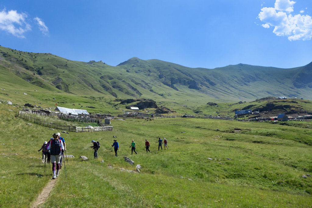 Wandelaars in groene bergvallei tijdens wandelvakantie Peaks of the Balkan in Albanië.