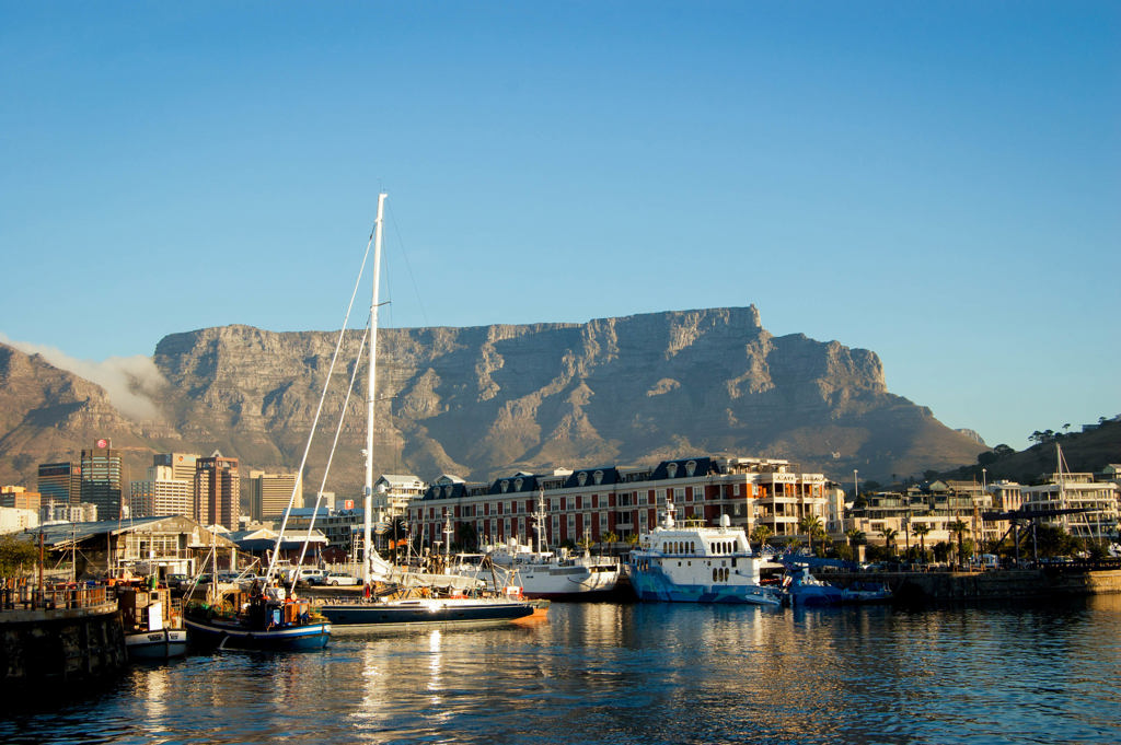 Kaapstad Waterfront met boten in de haven en de Tafelberg op de achtergrond tijdens een 22-35ers reis Zuid-Afrika.