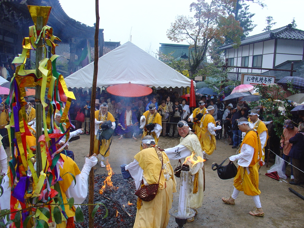 Boeddhistische monniken voeren een vuurceremonie uit bij een tempel tijdens een festival in Japan.