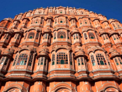 Hawa Mahal, het Paleis van de Winden in Jaipur, met de kenmerkende roze gevel en vele ramen.