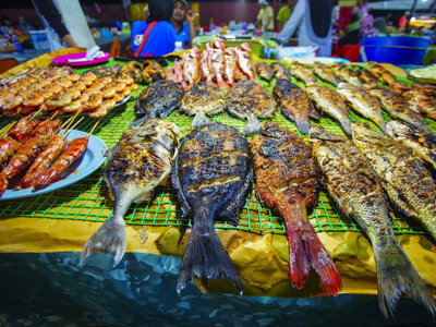 Gegrilde vis en garnalen op een avondmarkt in Maleisisch Borneo.
