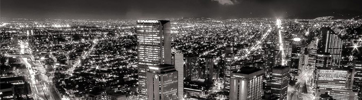 Nachtelijk uitzicht over de skyline van Bogota met verlichte wolkenkrabbers en straten.