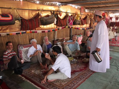 Thee drinken in een traditioneel Omani tentkamp tijdens de route Oman en Dubai, 11 dagen.