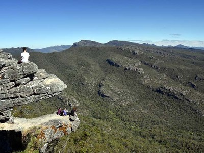 Uitzicht vanaf rotsplateau in Grampians National Park, Australië, met wandelaars en berglandschap.