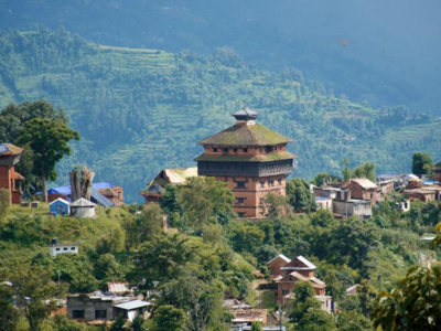 Traditionele Newari-tempel in Bandipur met uitzicht op groene heuvels, Route Nepal.
