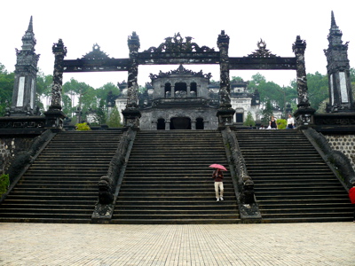 Monumentale trap met versierde poort bij de Keizerlijke Tombes in Hué, Vietnam.