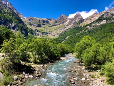 Berglandschap met rivier en groene valleien in de Pyreneeën tijdens familiereis Spanje & Portugal.