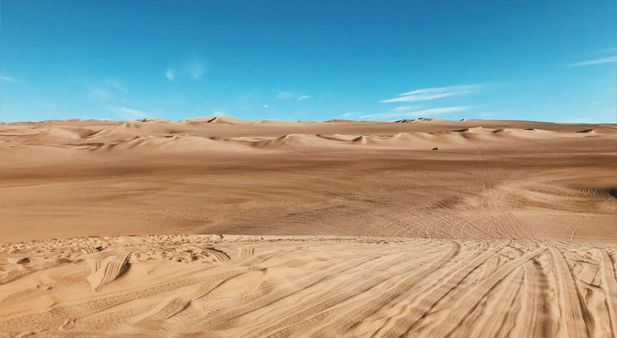 Zandduin Huacachina Zandduinen in de woestijn van Peru onder een helderblauwe lucht.
