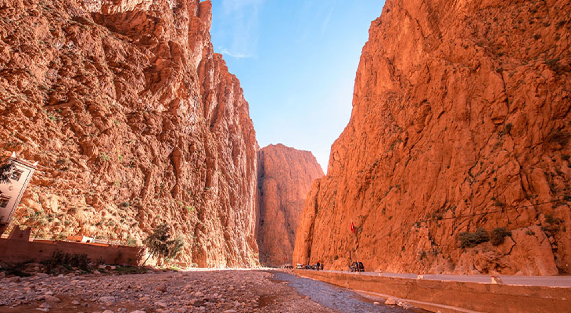 Dadeskloof Marokko Uitzicht op de Todra-kloof met hoge rode rotswanden en een weg door de canyon in Marokko.