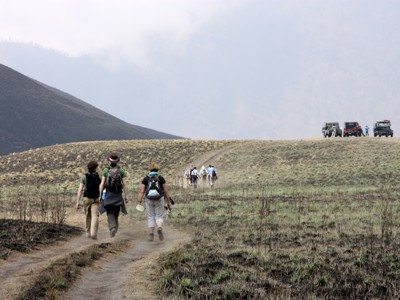Wandelaars op een stoffig pad door het vulkanische landschap van Java tijdens de route Java, Bali, Lombok & Gili Air.