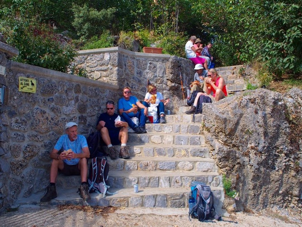 Wandelaar in de natuur tijdens een wandelvakantie in West-Sicilië, Italië.