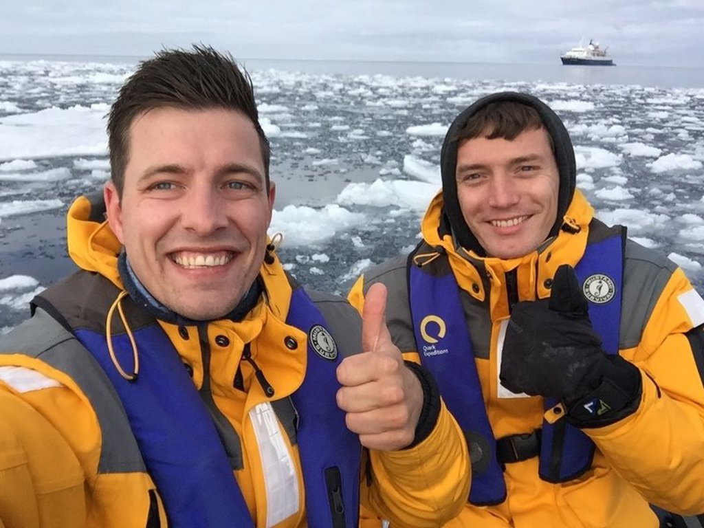 Close-up van een walrus op het pakijs tijdens de groepsrondreis Vier Arctische eilanden bij Spitsbergen.