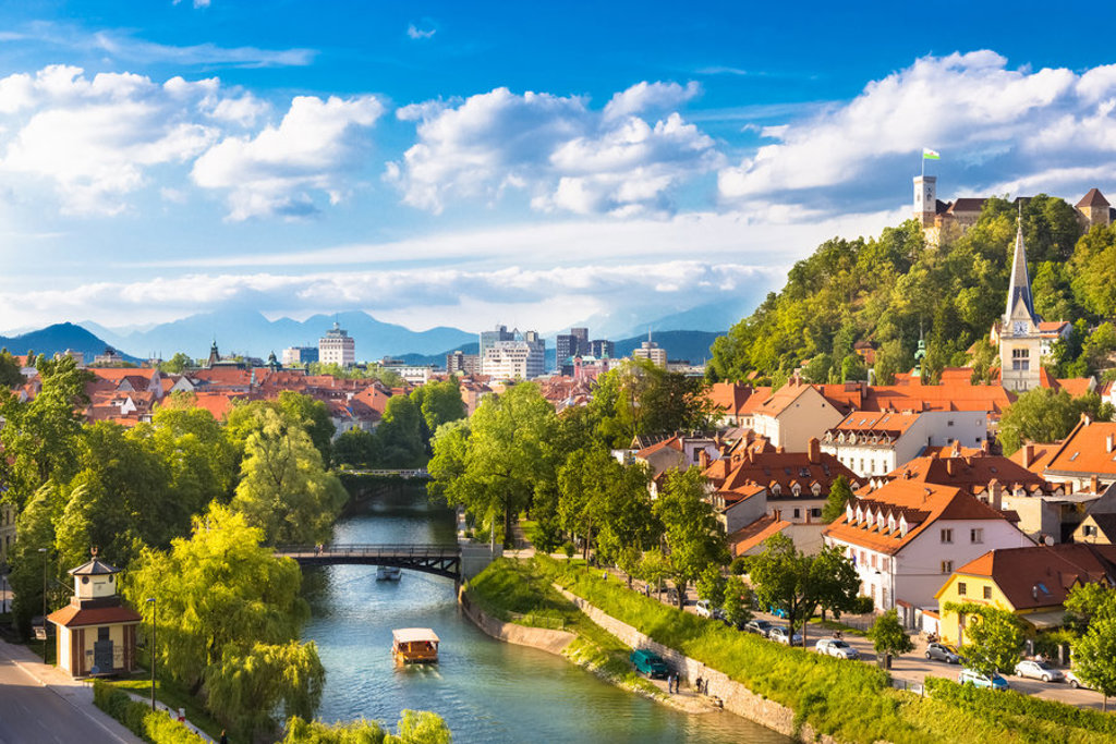 Uitzicht op Ljubljana met de rivier de Ljubljanica, rode daken en het kasteel op de heuvel, Slovenië.