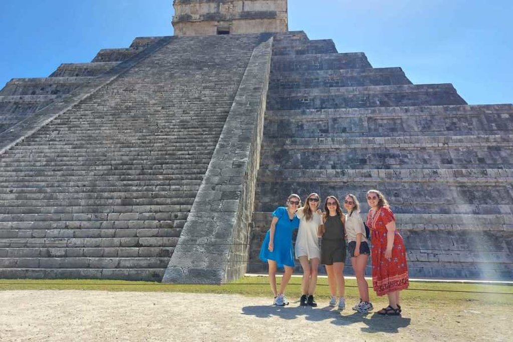 Groep reizigers bij de piramide van Chichén Itzá tijdens een 22-35ers reis Mexico.