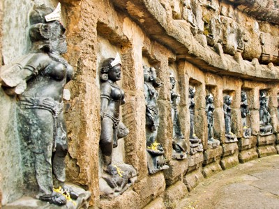 Reliëfs van hindoeïstische beelden in een rotswand bij de Udayagiri- en Khandagiri-grotten in Odisha.