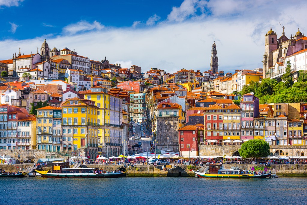 Kleurrijke huizen en boten aan de oever van de Douro in Porto, Portugal.