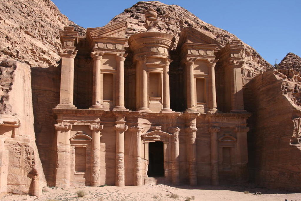 De rots uitgehouwen gevel van het Klooster (Ad Deir) in Petra tijdens een 22-35ers reis door Jordanië.