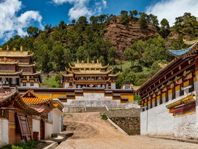 Tibetaans boeddhistisch klooster met kleurrijke daken aan een berghelling in China.