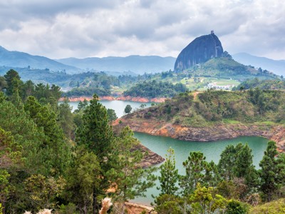 Uitzicht op El Peñol de Guatapé en het stuwmeer bij Guatapé, Colombia.