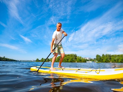 Man op een supboard op de Donau bij Belgrado tijdens de Route Zuidoost Europa.