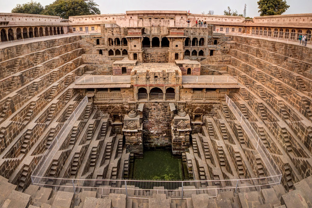 Chand Baori trappenput bij Abhaneri, Rajasthan, tijdens de groepsrondreis Noord-India Compleet.