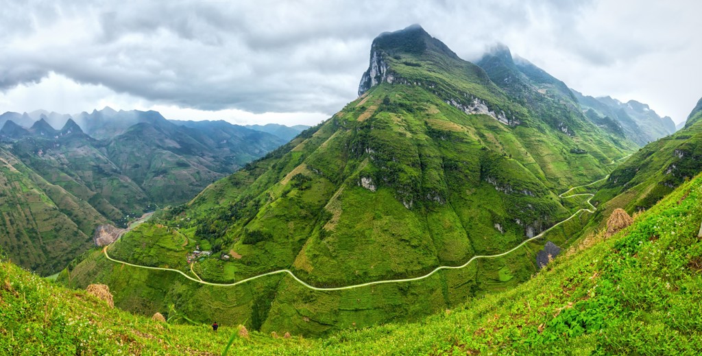Groene berglandschappen met kronkelende weg tijdens groepsrondreis China & Vietnam.