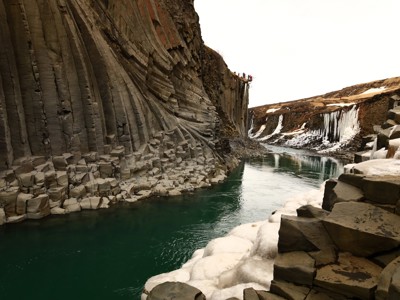 Basaltkliffen en turquoise rivier in de Studlagil-kloof op Route Noord-IJsland.
