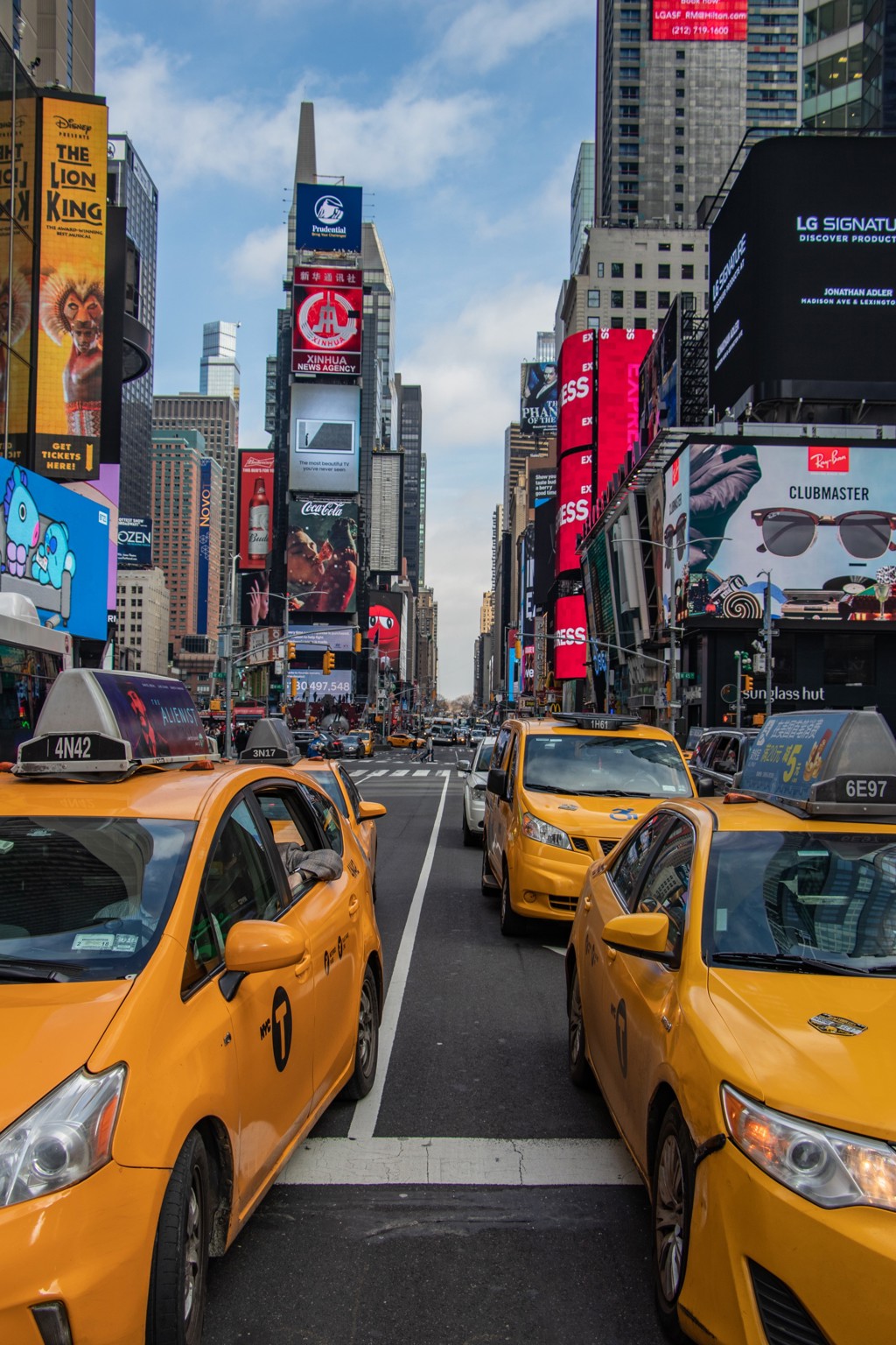 Gele taxi’s op Times Square in New York, tijdens groepsrondreis Verenigde Staten Noordoost.