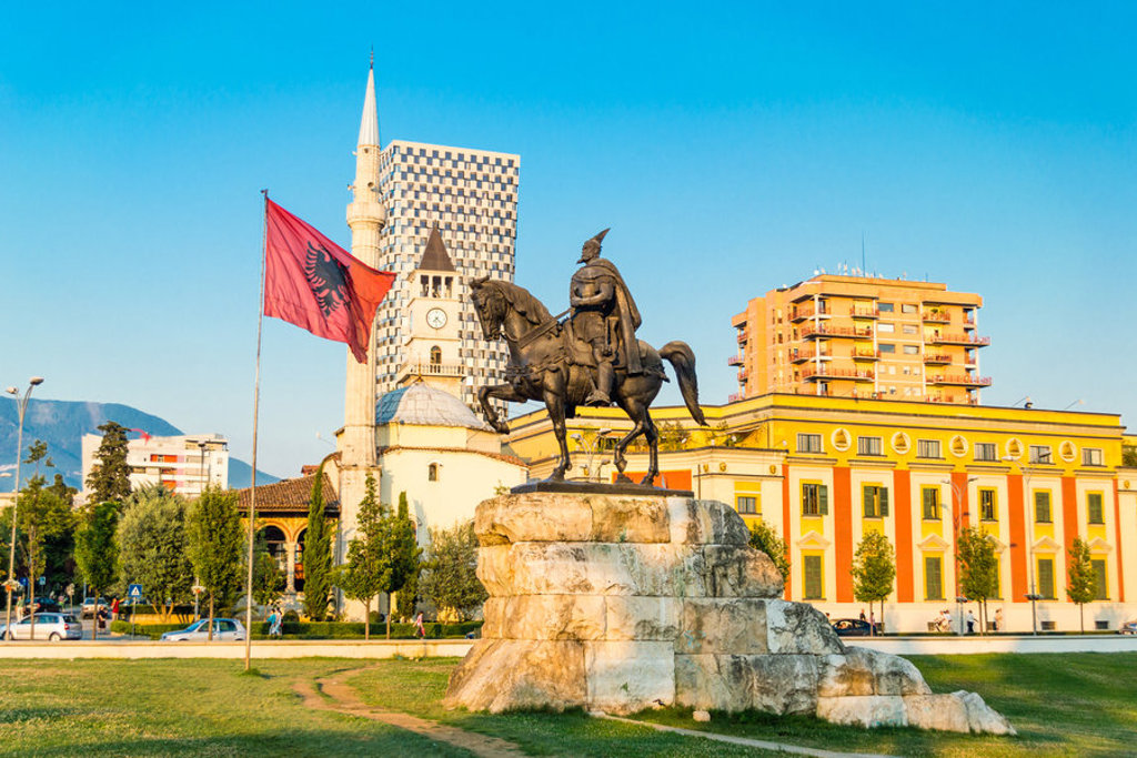 Standbeeld van Skanderbeg op het Skanderbegplein in Tirana, Albanië, met de Albanese vlag.