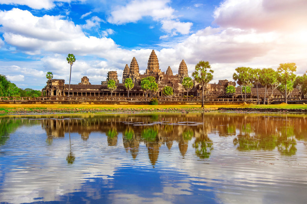 Angkor Wat tempelcomplex bij Siem Reap, Cambodja, met weerspiegeling in het water.