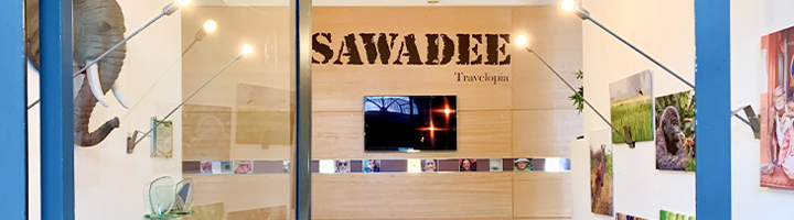 Entree van het Sawadee-kantoor met balie en logo aan de muur.