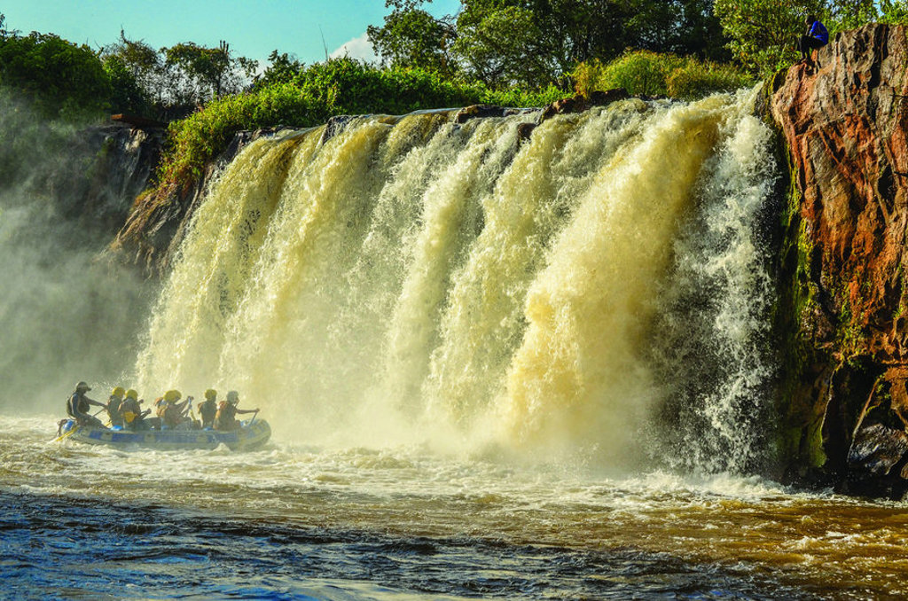 Raften bij een waterval tijdens de 22-35ers reis Kenia & Tanzania.