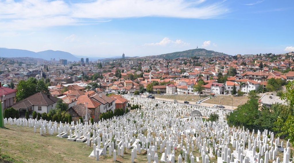 Groene heuvels en bergen tijdens een groepsrondreis door de Balkan.