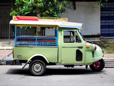 Groene tuk-tuk geparkeerd langs de straat in Thailand tijdens de route Singapore, Maleisië & Thailand.