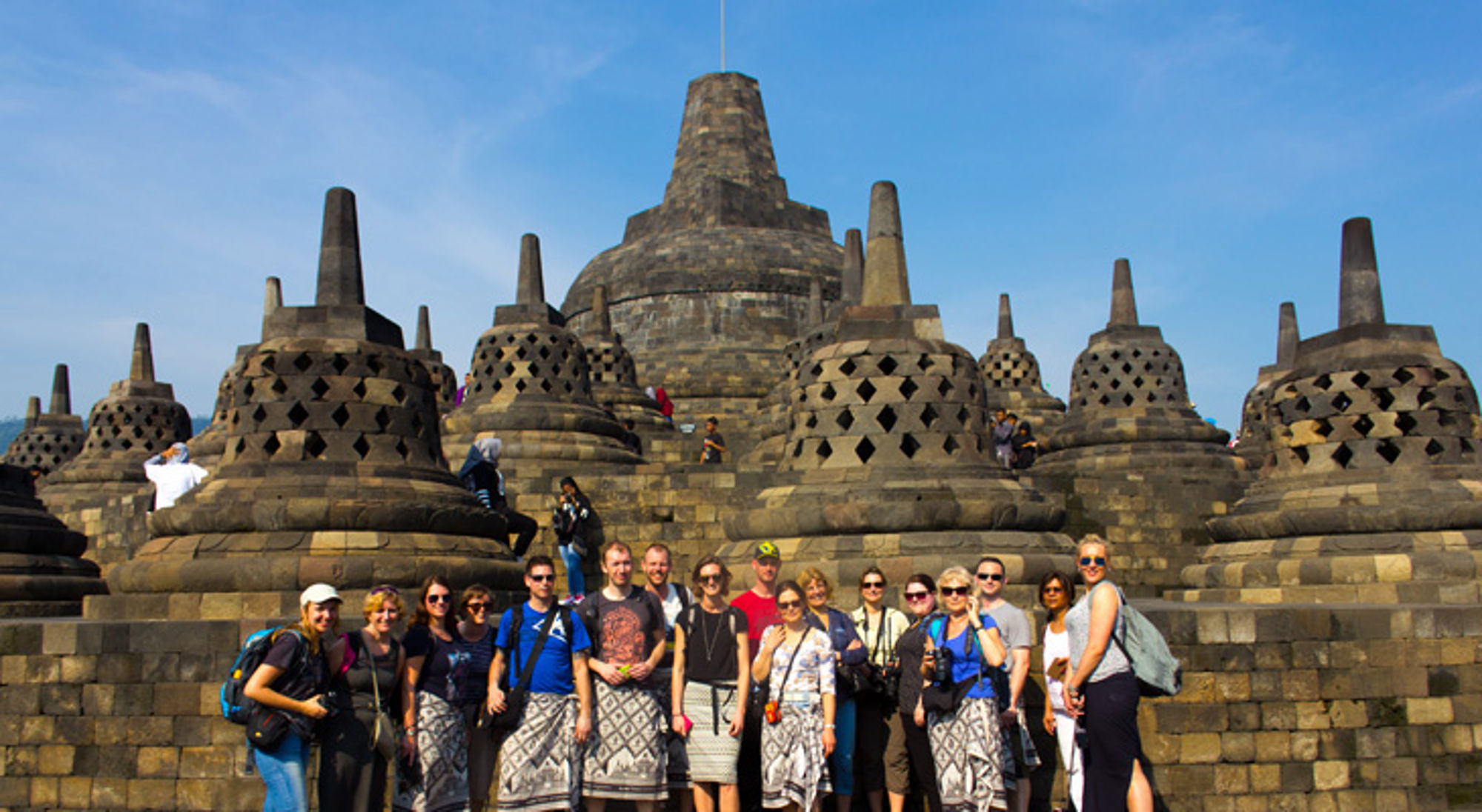Groep singlereizigers bij de Borobudurtempel in Indonesië tijdens singlereizen /.