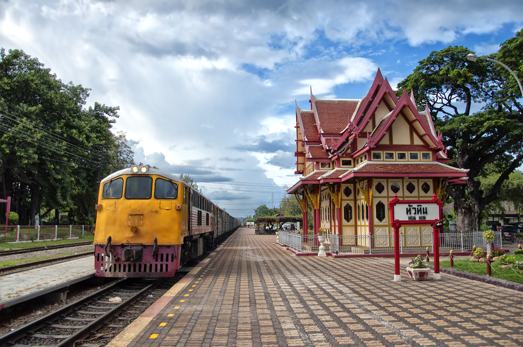 Gele trein op het perron bij station Hua Hin in Zuid-Thailand.