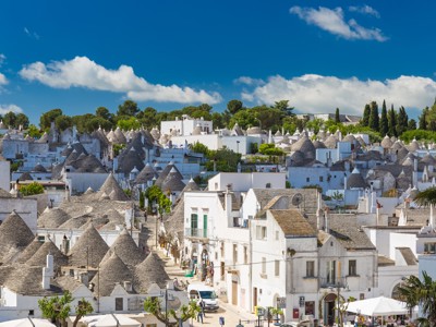 Uitzicht op de trulli-huisjes van Alberobello in Puglia, Italië, langs de route naar Matera.