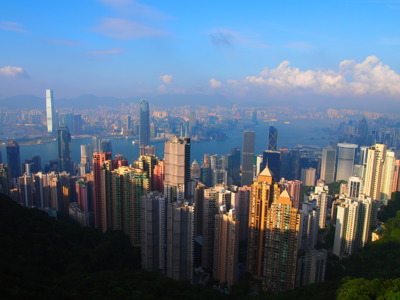 Uitzicht over de skyline van Hongkong met wolkenkrabbers en Victoria Harbour.