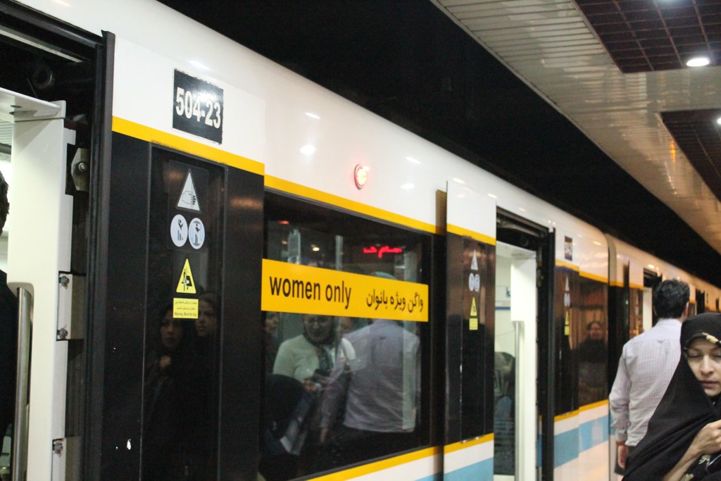 Metrowagon in Iran met 'women only'-aanduiding bij de deur op het perron.