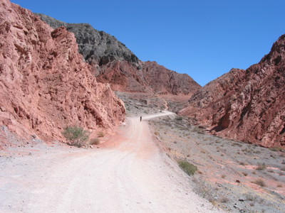 Stoffige weg door roodkleurige Andesbergen tijdens de route Argentinië, Bolivia en Peru (28 dagen).